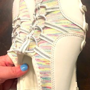 Size 8WW comfort view sneakers